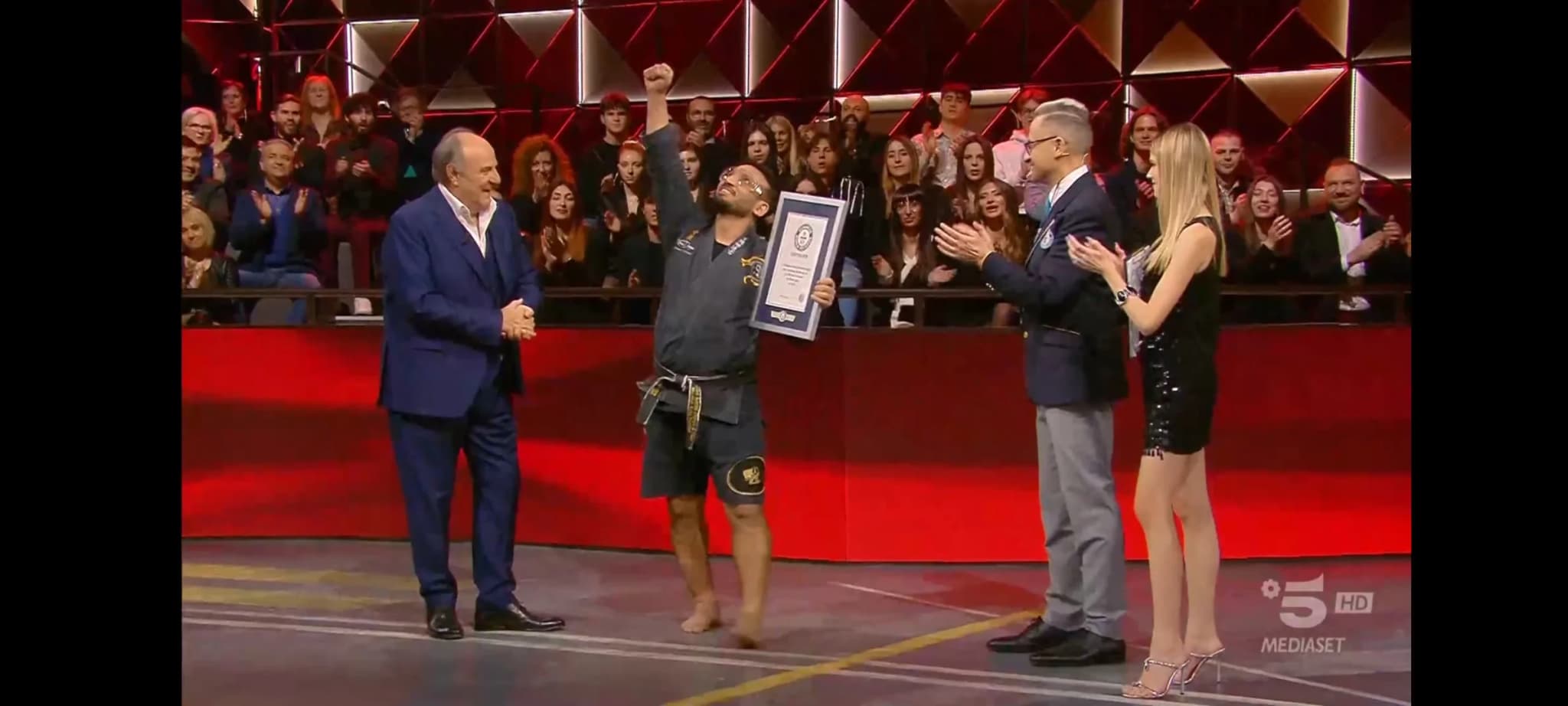 Kerim Duygu empfängt Guinness-Weltrekord-Urkunde im italienischen TV